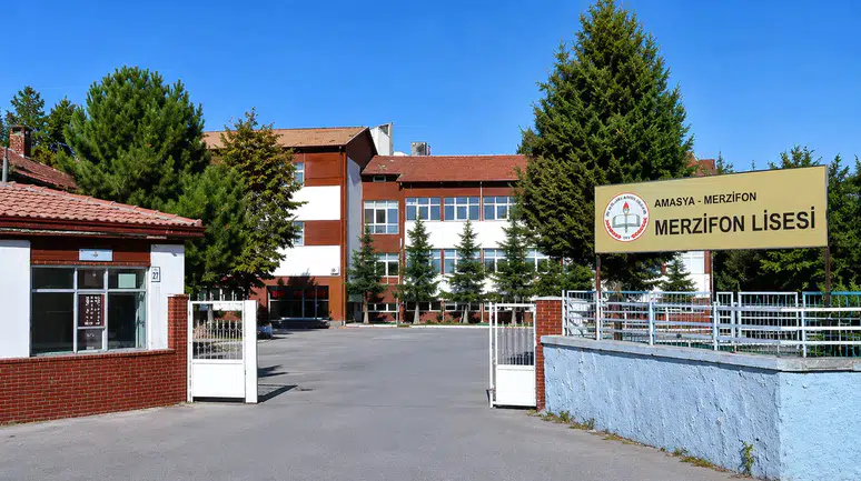 13 Yıllık Hasret Bitti: Merzifon Lisesi Tabelası Yeniden Asıldı!