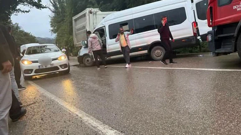 Yolcu Minibüsü Kamyonla Çarpıştı: 1 Ölü, 23 Yaralı!