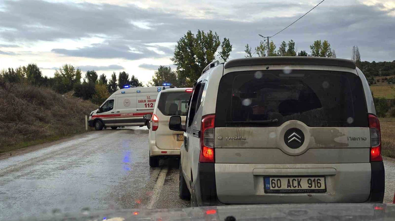 İki Otomobil Kafa Kafaya Çarpıştı: 5 Yaralı!
