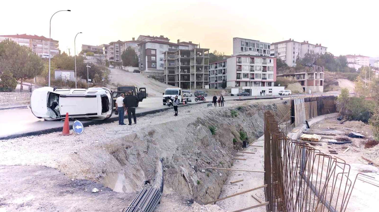 Otomobil 4 Metrelik Şarampole Devrildi