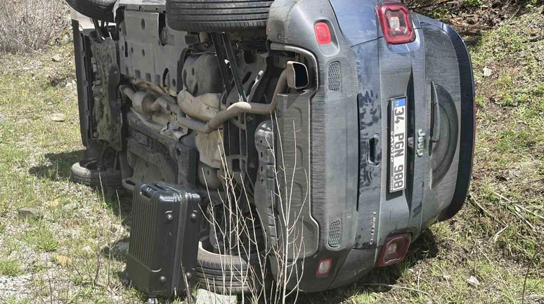 Kafa Kafaya Çarpışan Cip Takla Attı: 3 Yaralı