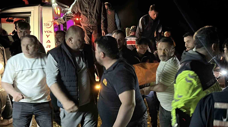 Uçuruma Yuvarlanan Otomobilde 1 Ölü, 3 Yaralı