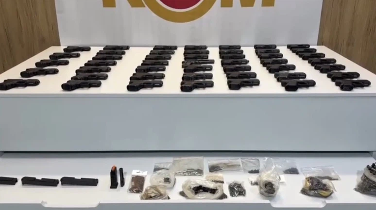 Gizli Bölmelerden Cephanelik Çıktı: 47 Ruhsatsız Tabanca Ele Geçirildi