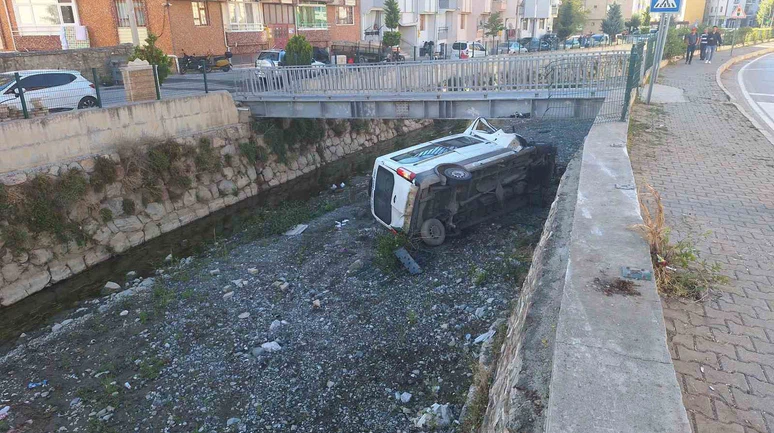 Çorum’da Diyaliz Minibüsü Çaya Uçtu: 6 Yaralı