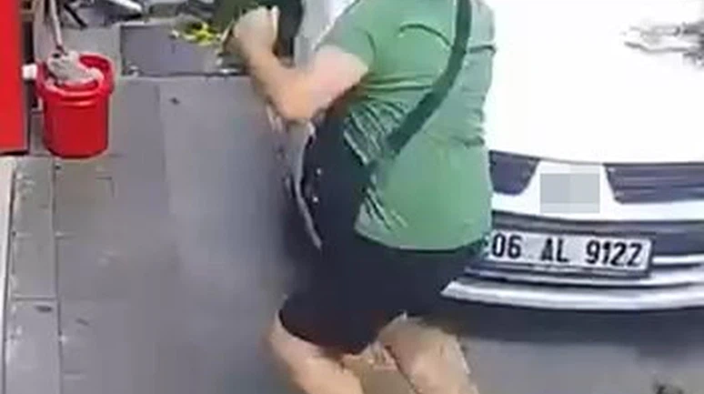 Freni Çekilmeyen Otomobil Yayayı Teğet Geçti