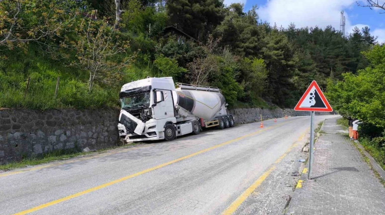 Freni patlayan beton mikseri istinat duvarına çarptı: 2 yaralı