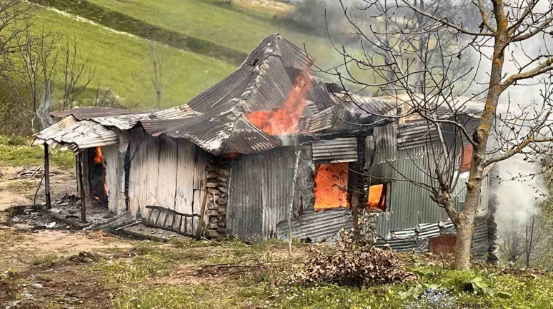 Korkunç Yangın: Yaşlı Adamın Evi Küller İçinde Kaldı