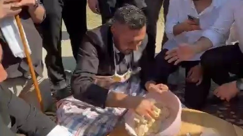 Düğün konvoyunda damada hamur yoğurttular