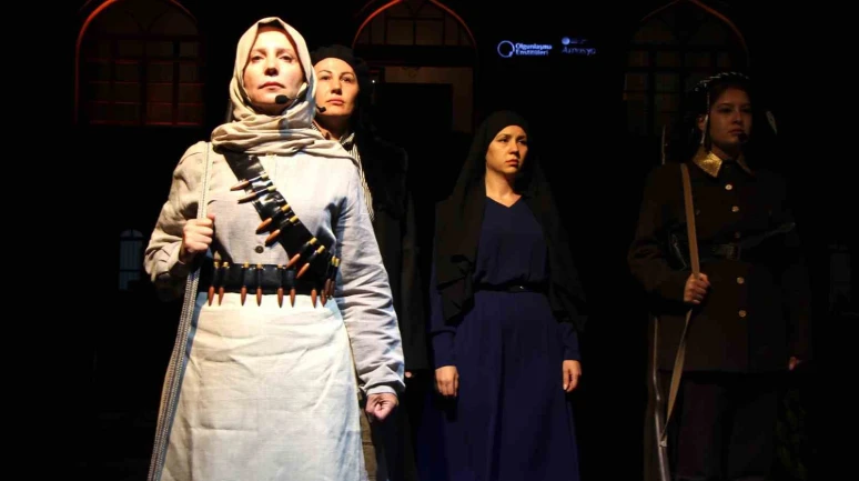 Milli mücadele kahramanı kadınların kıyafetlerini yeniden tasarlayıp defilede mankenlik yaptılar