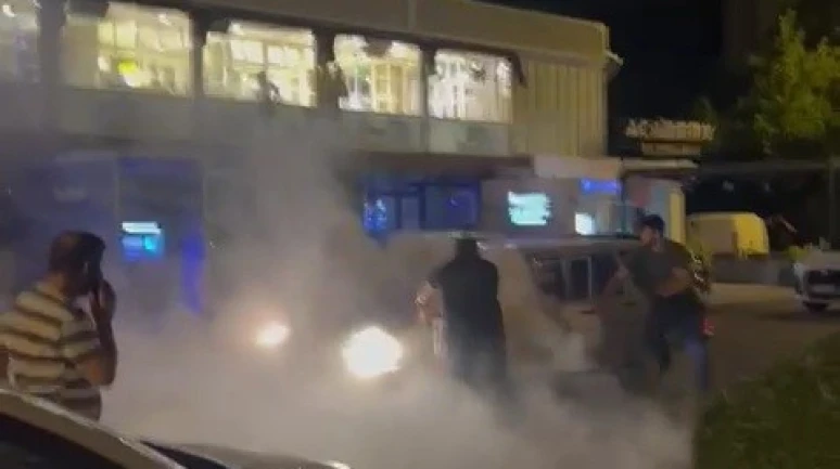 Seyir halindeyken alev alan otomobilin yardımına vatandaşlar yetişti