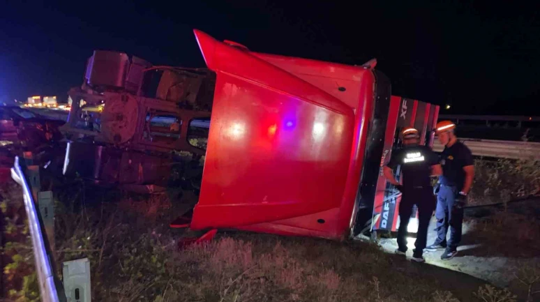 TEM Otoyolu’nda cip ile çarpışan tır, orta refüje devrildi: 2 yaralı