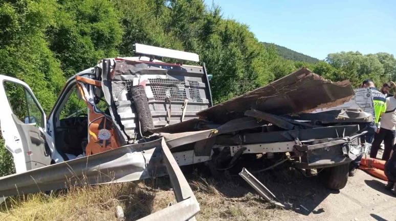 Tır, emniyet şeridindeki yol bakım aracına çarptı: 2 yaralı