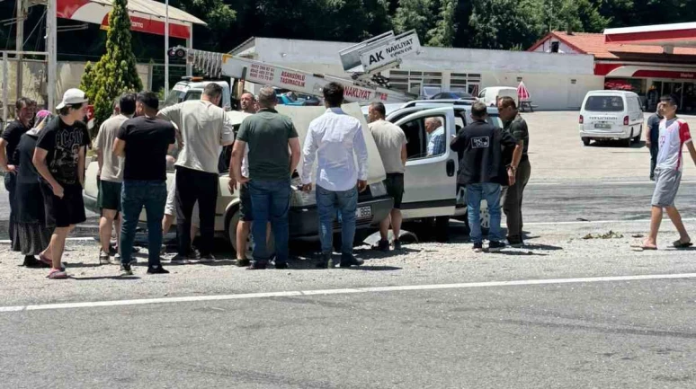Karayolunda Trafik Kazası: 2 Kişi Yaralandı