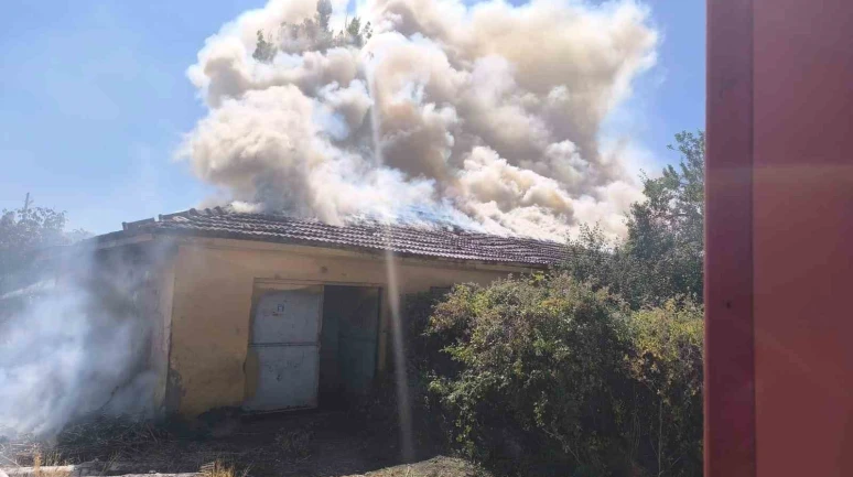 Alevlere teslim olan bina kullanılmaz hale geldi