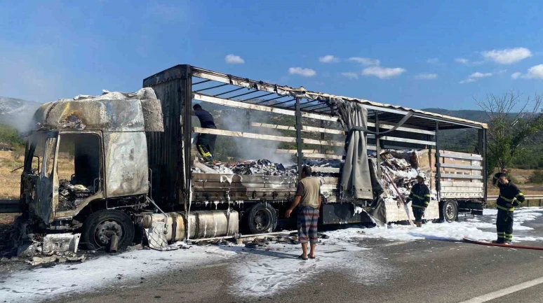 D100’de seyir halindeki tır alev alev yandı