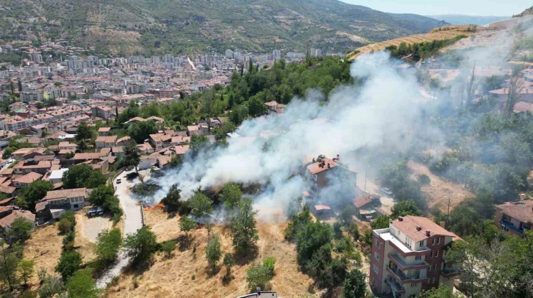 Boş arazide çıkan yangın evlere sıçramadan söndürüldü
