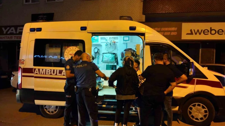 Evinin kapısında bıçaklanan çocuk yaralandı