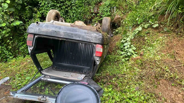 Freni patlayan Tofaş takla attı: 3 yaralı