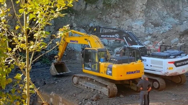 Sel ve heyelanlar sonrası riskli kayalara ilginç temizlik