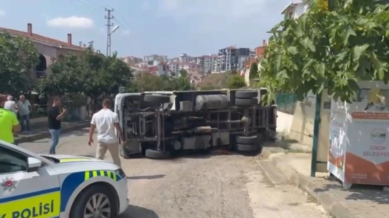 Belediyeye ait kamyonet devrildi: 1 yaralı