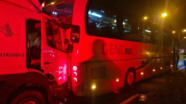 Lastiği patlayan otobüse kamyon çarptı: 1 yaralı