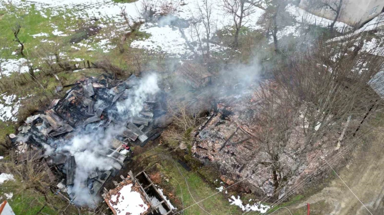 2 ev ve bir ambar alev alev yandı