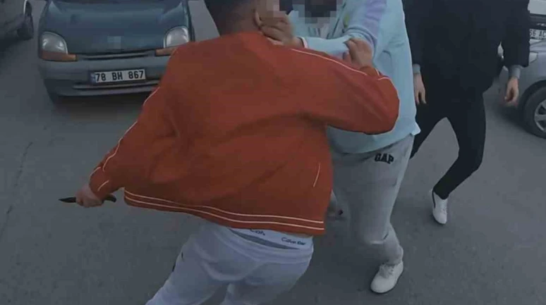 Yol verme kavgasında bıçak çeken adamı vatandaşlar engelledi