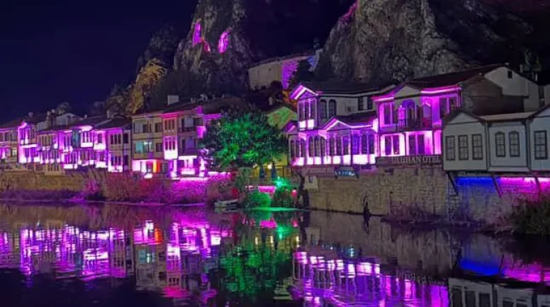 Amasya Yalı Boyu Evleri Pembe Işıklarla Aydınlandı