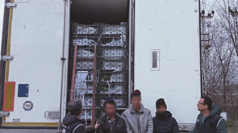 Merzifon'da Karpuz Yüklü Tırda 3 Düzensiz Göçmen Yakalandı