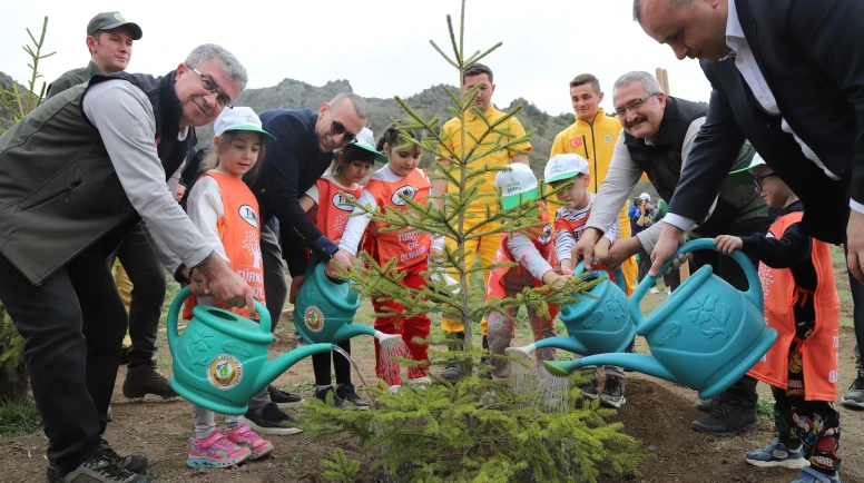 Amasya’da Minik Eller Fidanlarla Buluştu
