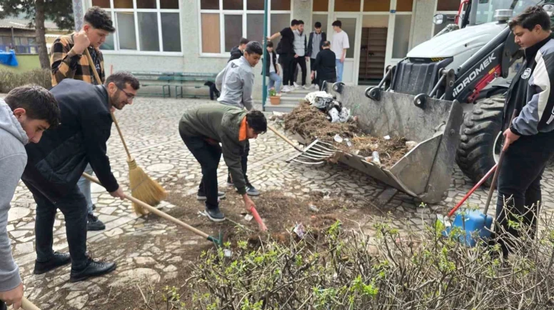 Taşova'da liselilerden cami temizliği