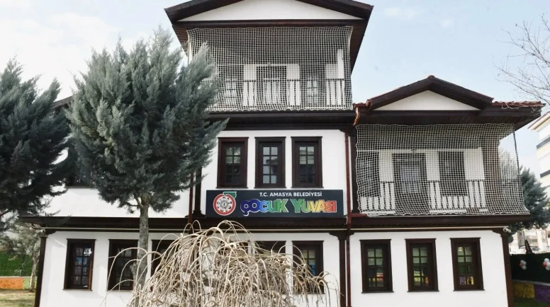 Amasya Belediyesi’nden Miniklere Güvenli Zemin: Çocuk Yuvasına Kaymaz Kaplama