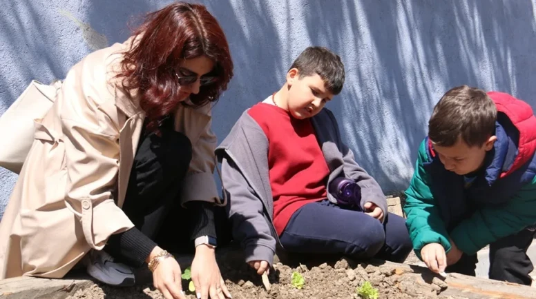 Kutlubeyli Minikler Toprakla Buluştu: Küçük Eller, Büyük Umutlar Yeşertiyor!