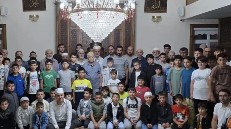 Sultaniye Camii’nde Baba-Oğul Sabah Namazı Buluşması