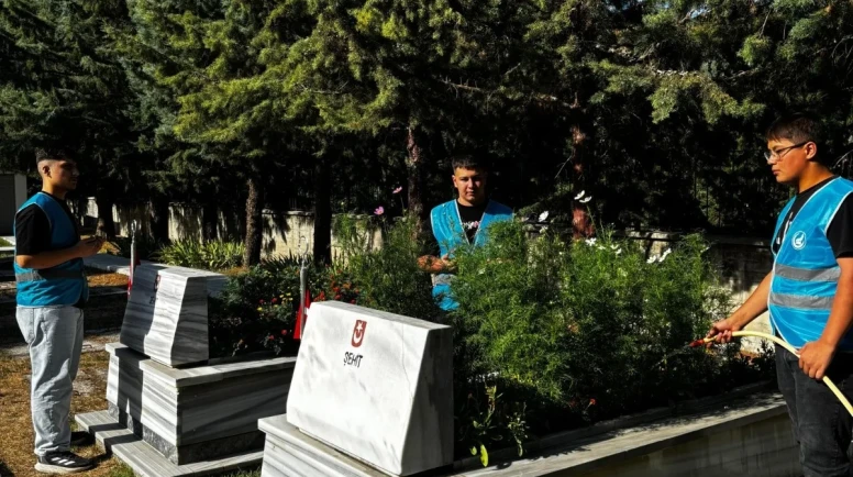 Ülkü Ocakları Amasya İl Başkanlığı’ndan Şehitlik Ziyareti ve Bakım Çalışması