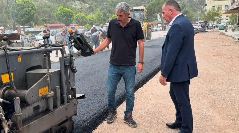 Taşova’da Mustafa Kemal Caddesi’nde Sıcak Asfalt Çalışmaları Başladı
