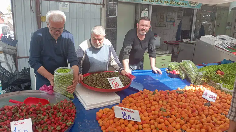 Merzifon Pazarında Gözler Yerli Ürünlerde: Fiyatlar Sabit Seyrediyor
