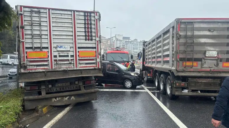 Tırın Kontrolden Çıkmasıyla Yaşanan Feci Kaza: 3 Araç Kırmızı Işıkta Çarpıştı, Anlar Kameralara Yansıdı