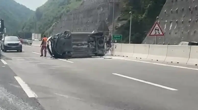 Otomobil ile çarpışan araç devrildi: Kilometrelerce araç kuyruğu oluştu