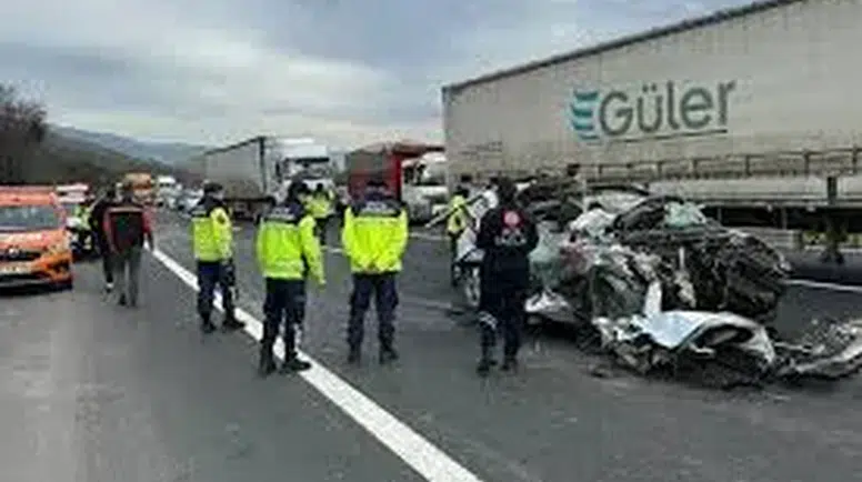 Düzce’de tır ile otomobilin karıştığı kazada 5 kişi yaralandı