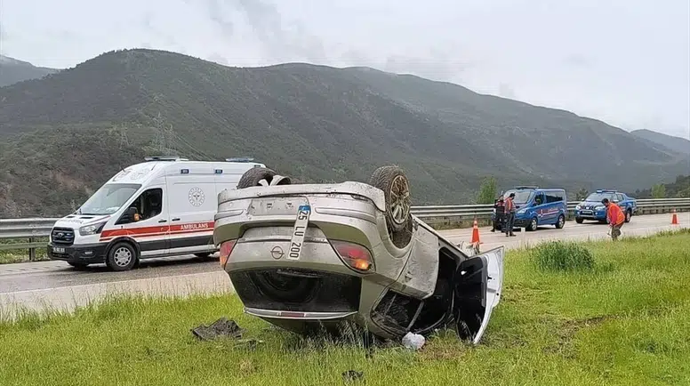 Lastiği Patlayan Otomobil Takla Attı: 5 Yaralı