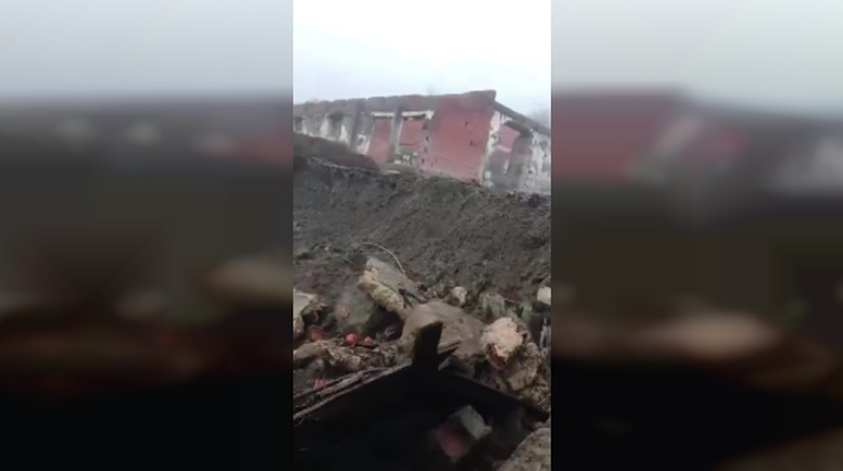 Amasya'da Yıkılan Ahırda Cesur Kadın Çiftçi Canlı Hayvanları Kurtardı!