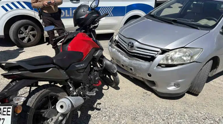 Otomobil ile Motosiklet Çarpıştı: 2 Yaralı
