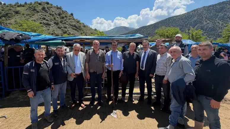 Ziyaret Belde'de Bayram Hareketliliği: Protokol Sahadaydı
