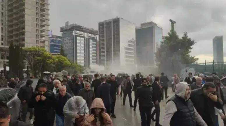CHP Genel Merkezi Önünde Gerilim: İl Başkanlarına Biber Gazlı Müdahale