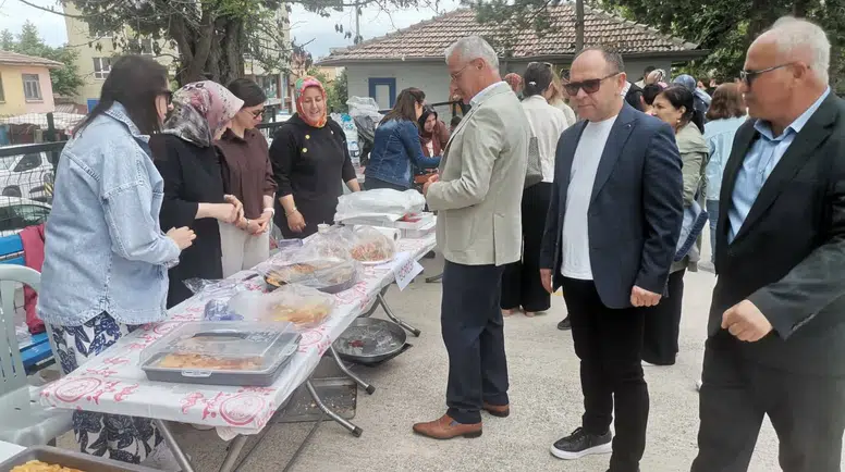 Merzifon'da Kermese Akın Ettiler! Okul Bahçesi Dolup Taştı