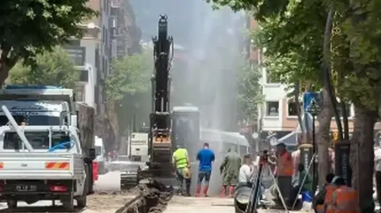 Merzifon’un Göbeğinde Su Borusu Patladı