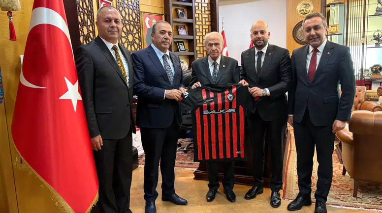 Devlet Bahçeli’ye Çorum FK Forması Hediye Edildi