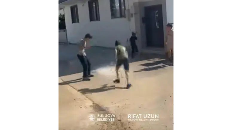 Suluova’da Su Arızası Çocuklara Eğlence Oldu