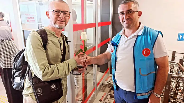 Hacılar Merzifon Havalimanı’nda Güllerle Karşılandı